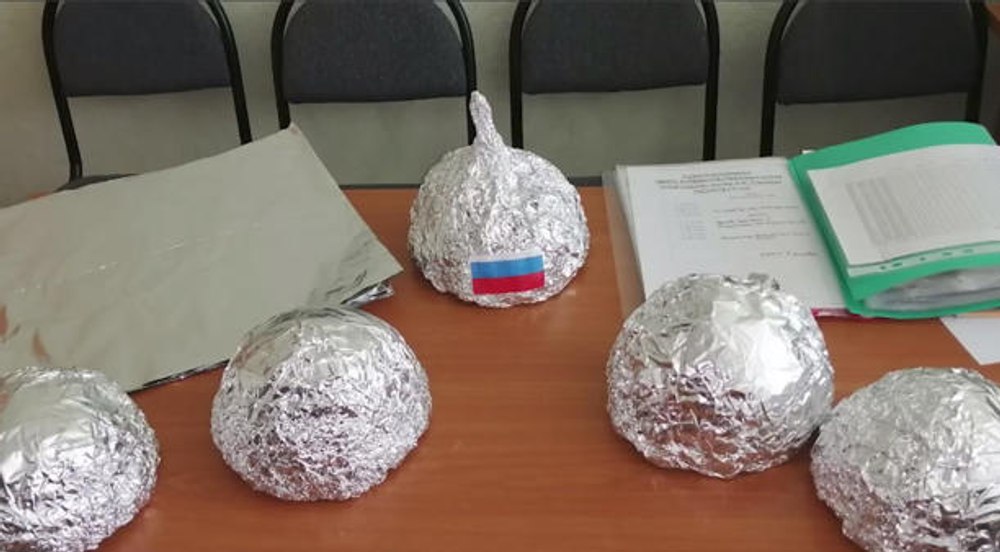 Profesori ruși, păcăliți să poarte pălării de staniol pentru a se proteja de sateliții NATO. Cine se află în spatele farsei
