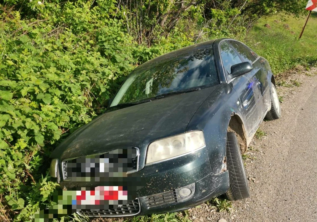 Mașina a fost abandonată pe marginea unui drum național FOTO Poliția Neamț