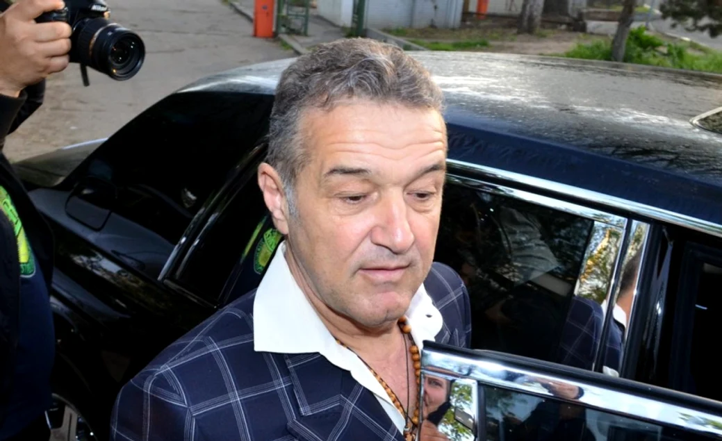 Gigi Becali, în momentul în care a fost scos de după gratii