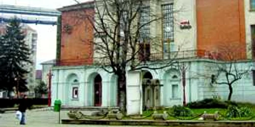 În clădire au sediul sindicatele şi teatrul din Reşiţa