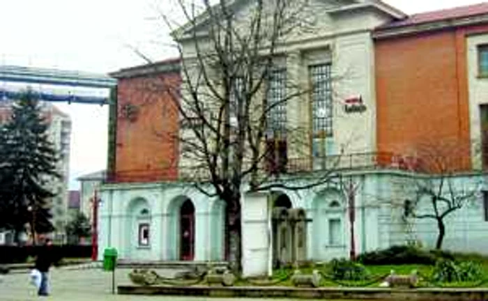 În clădire au sediul sindicatele şi teatrul din Reşiţa