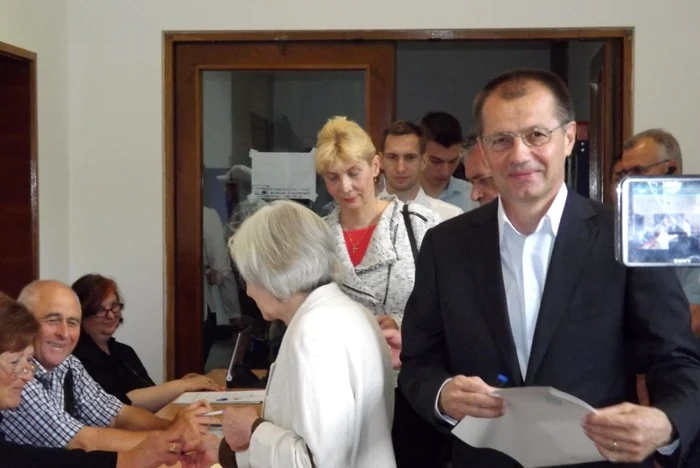 Octavian Buzoianu a votat alături de soţie şi cei doi fii. FOTO: Remus Florescu