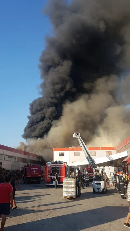 Incendiul are degajări mari de fum