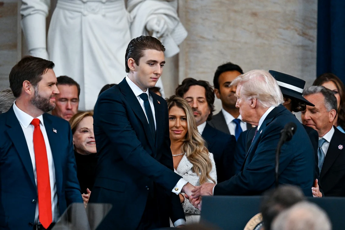 J.D. Vance, Donald Trump și Barron Trump în ziua învestirii. FOTO: Profimedia