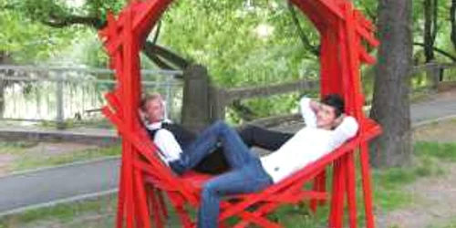 Banca pe care se odihnesc Lungu Dorin (stânga) şi Riza Sergiu e o pată de culoare în contrast cu natura