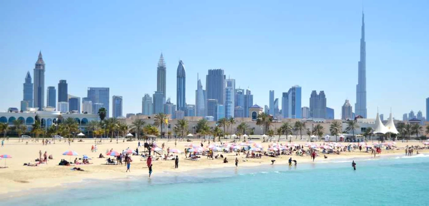 Un bărbat a împiedicat salvamarii să-i salveze fata de la înec pentru că nu voia să o atingă un străin FOTO dubai-travel.ae