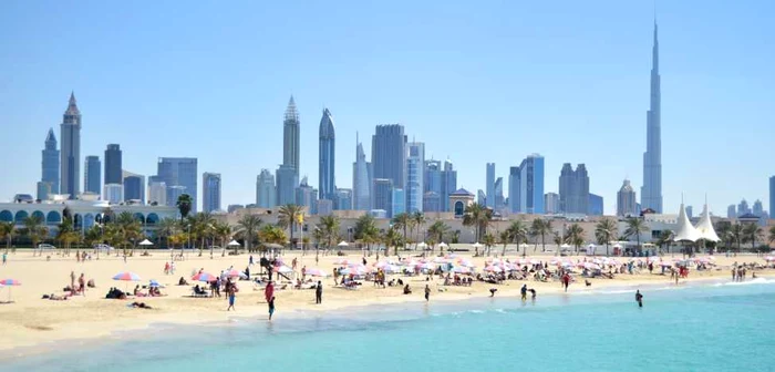 Un bărbat a împiedicat salvamarii să-i salveze fata de la înec pentru că nu voia să o atingă un străin FOTO dubai-travel.ae