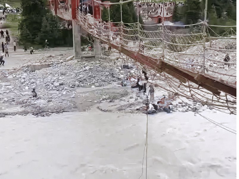 Momentul în care un pod suspendat se rupe într-o destinație turistică populară din China: cel puțin 5 morți și 24 de răniți