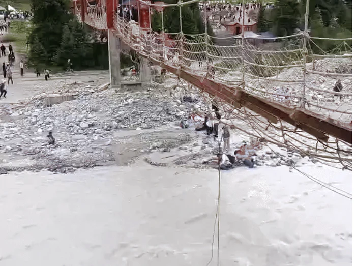Momentul în care un pod suspendat se rupe într-o destinație turistică populară din China: cel puțin 5 morți și 24 de răniți