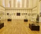 Imagini din sala expoziției „O istorie bicentenară. Colegiul Național «Carol I» (1826–2026)” (© Cătălin Vînturici / Muzeul Olteniei)