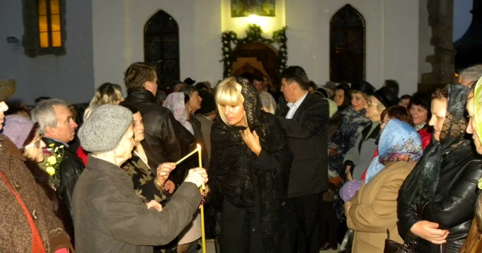 Elena Udrea, la slujba Sfintei Cuvioase Parascheva, la Roman, municipiu pe care îl reprezintă în Parlament FOTO Facebook
