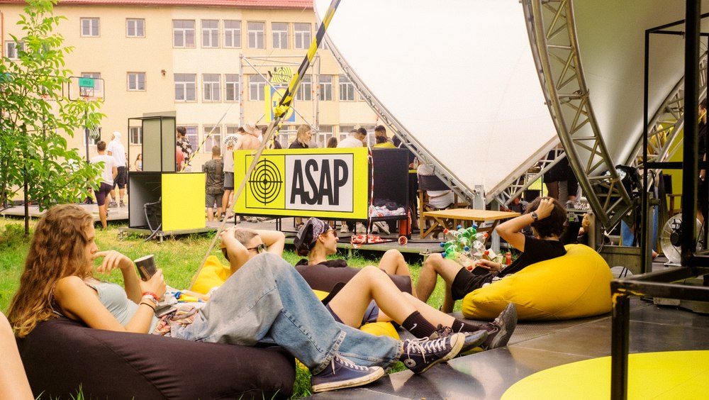 Peste 18.000 de persoane s-au distrat, au reciclat și au câștigat premii  din partea ASAP România la Electric Castle. Șapca din materiale reciclate, vedetă la festival