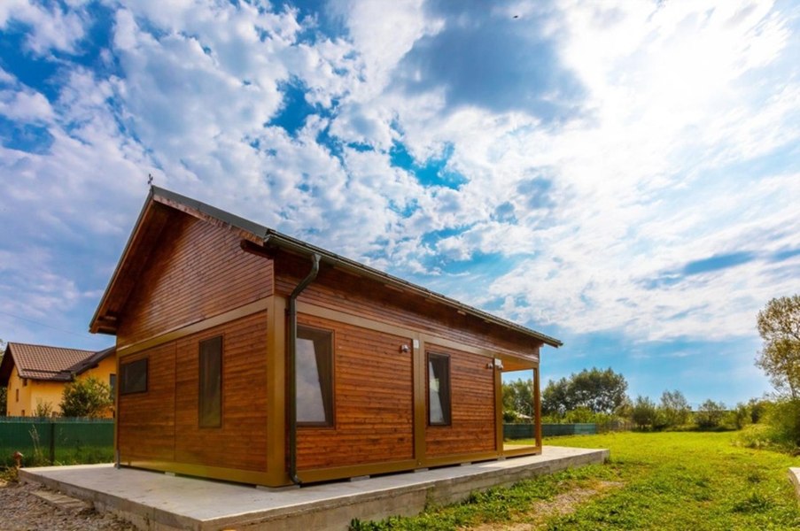Locuință modulară modernă în construcție, cu structura metalică și panouri termoizolante pentru eficiență energetică și accesibilitate. | sursa foto: Click Locuință modulară modernă în construcție, cu structura metalică și panouri termoizolante pentru eficiență energetică și accesibilitate. | sursa foto: Click