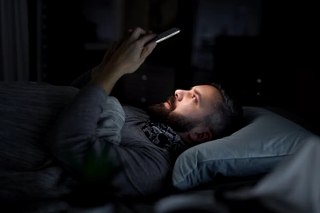 Modul în care folosești telefonul poate să afecteze calitatea spermei. Ce greșeli facem