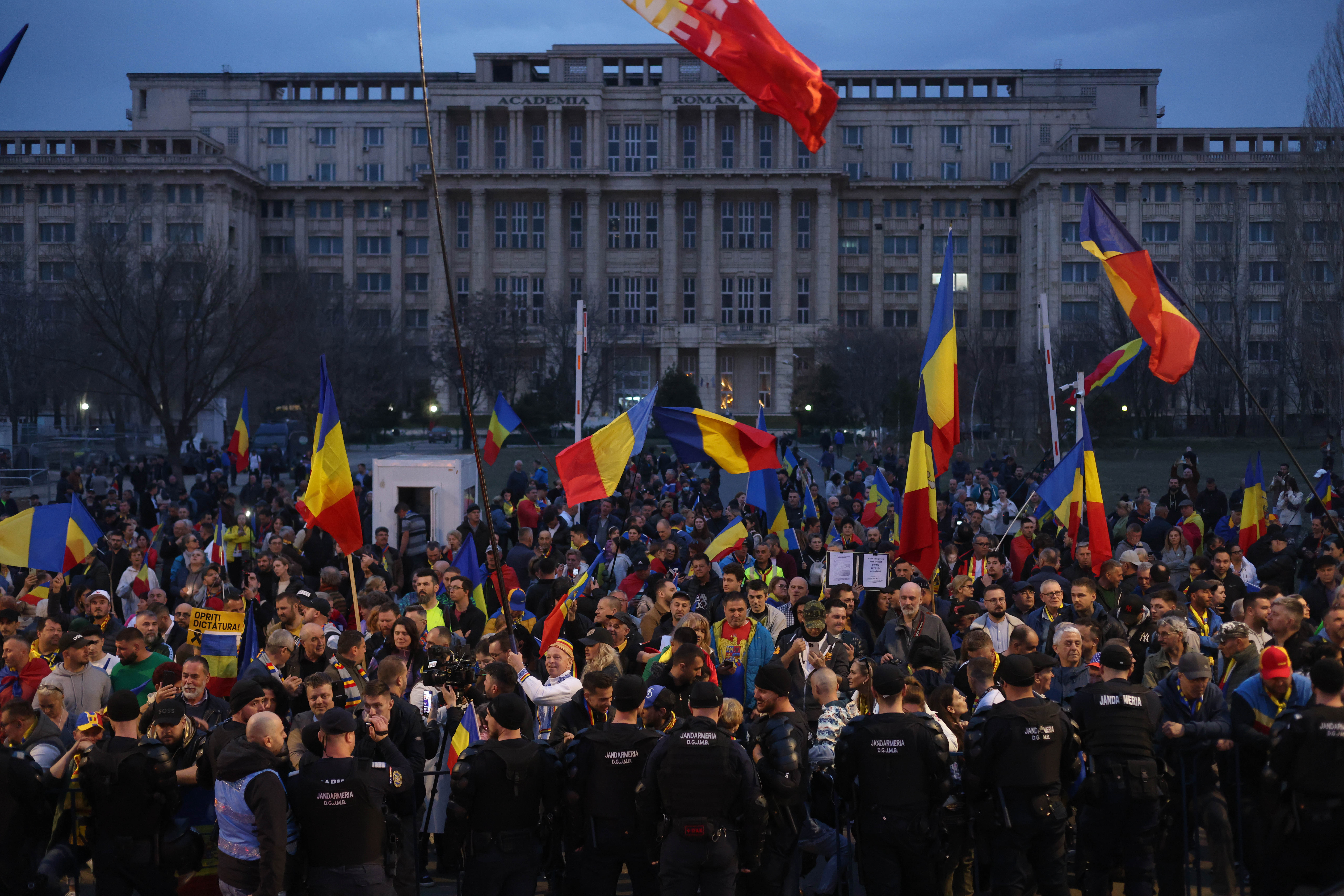 LIVETEXT Efective de jandarmi sporite la CCR. Susținătorii lui Georgescu se îndreaptă spre Palatul Victoria