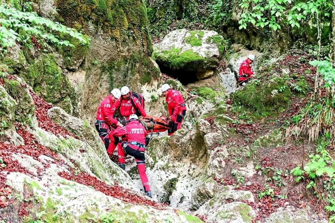 Salvamontiștii au intervenit de urgență după ce două persoane din Suceava au fost lovite de fulger Sursă foto: ISU Suceava