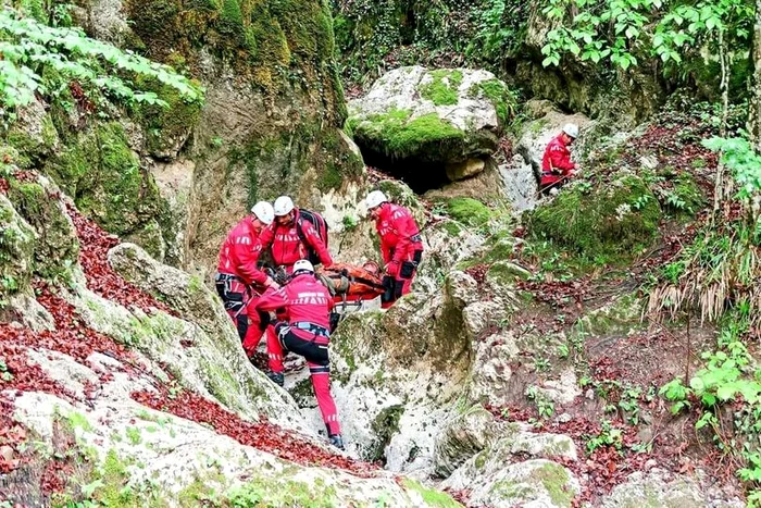 Salvamontiștii au intervenit de urgență după ce două persoane din Suceava au fost lovite de fulger Sursă foto: ISU Suceava