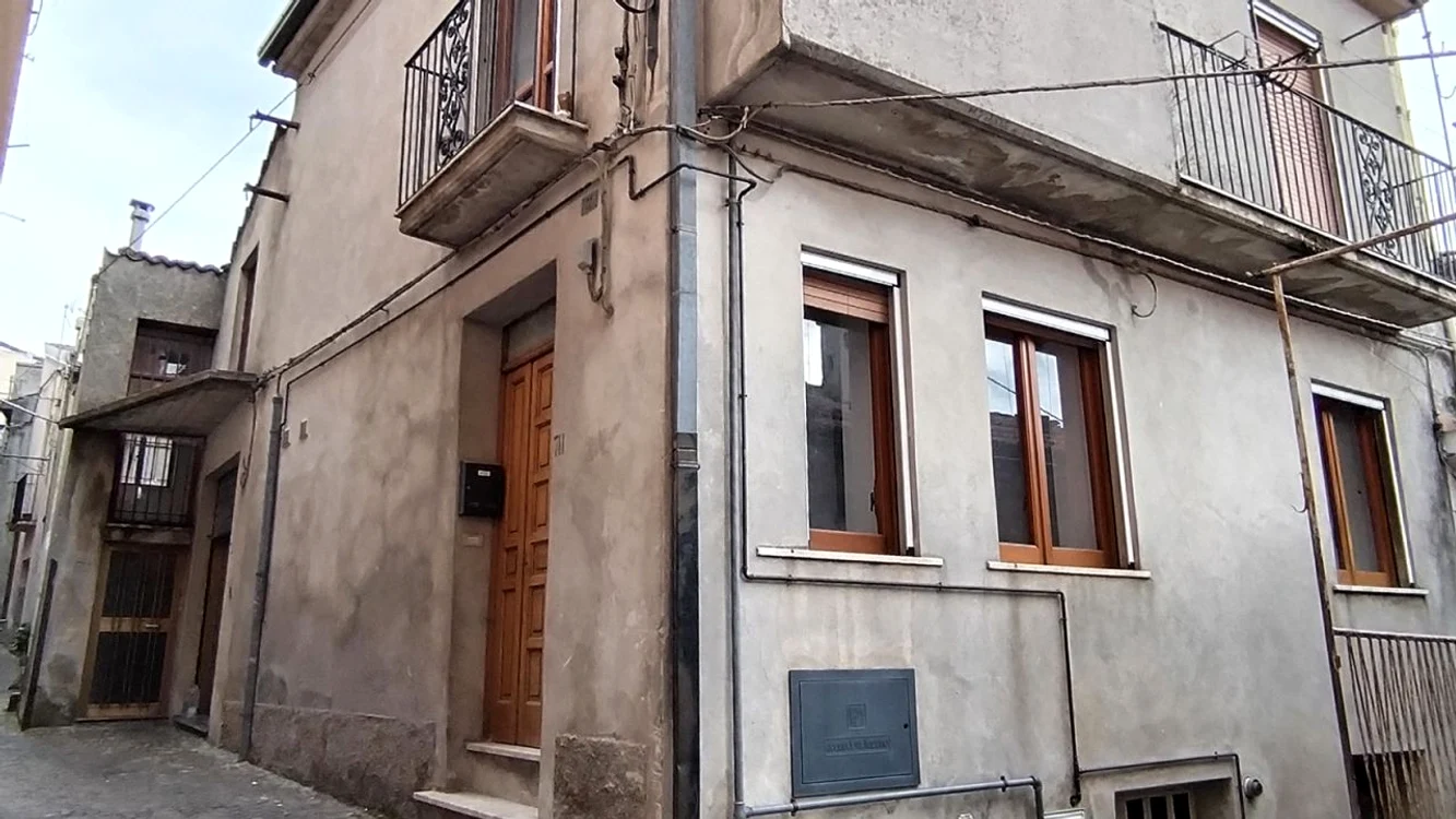 Imobilul are 3 etaje și a fost renovat FOTO casalatronica.eu