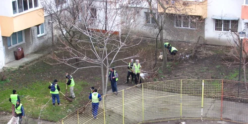 Un grup de 10 deţinuţi au făcut curăţenie prin cartiere FOTO