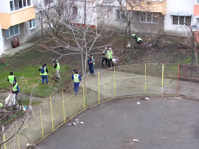 Un grup de 10 deţinuţi au făcut curăţenie prin cartiere FOTO:adevarul