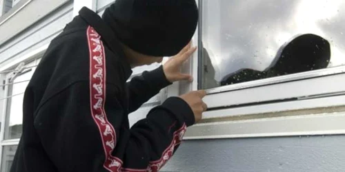 Hoţii au forţat geamurile cabanelor pentru a intra. Foto arhivă