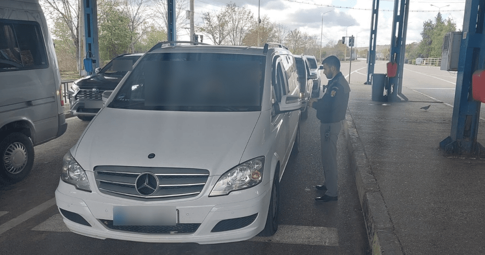 Microbuz furat din Slovacia, depistat la Frontieră. Ce explicații a dat șoferul 