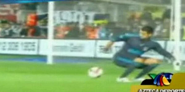 Demirel a oprit mingea cu fundul