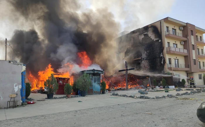 Blocul vecin a fost afectat de incendiu foto: Călin Gavrilaș