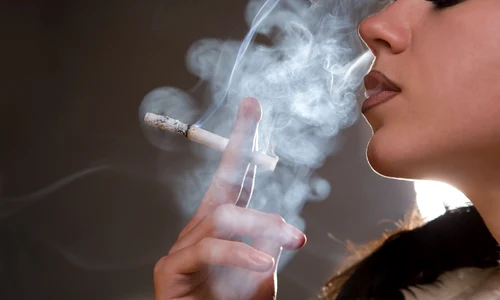femeie fumeaza tigare fum tigara jpeg