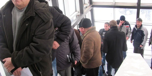 Coada s-a întins chiar şi pe scările sediului FOTO