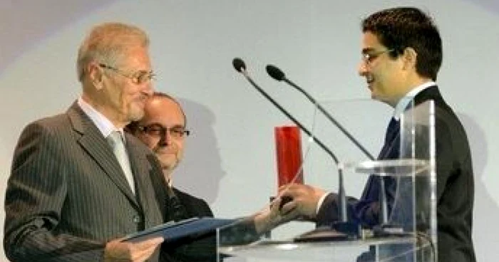 Doctorandul Silviu Matu de la Facultatea clujeană de Psihologie a luat premiul din mâna lui Emil Constantinescu.