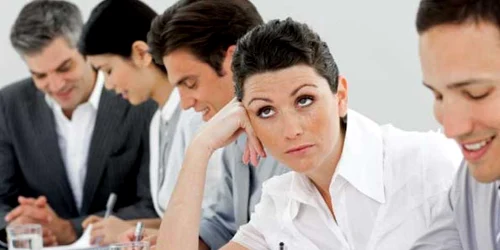 În timpul şedinţelor, mulţi tineri se gândesc la viaţa personală 