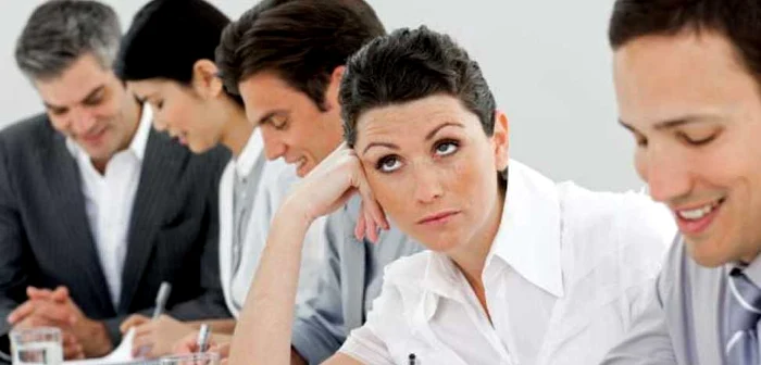 În timpul şedinţelor, mulţi tineri se gândesc la viaţa personală 