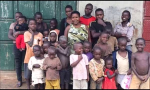 Mariam Nabatanzi este ajutată în casă de Charles, de 23 de ani, fiul cel mai mare jpeg