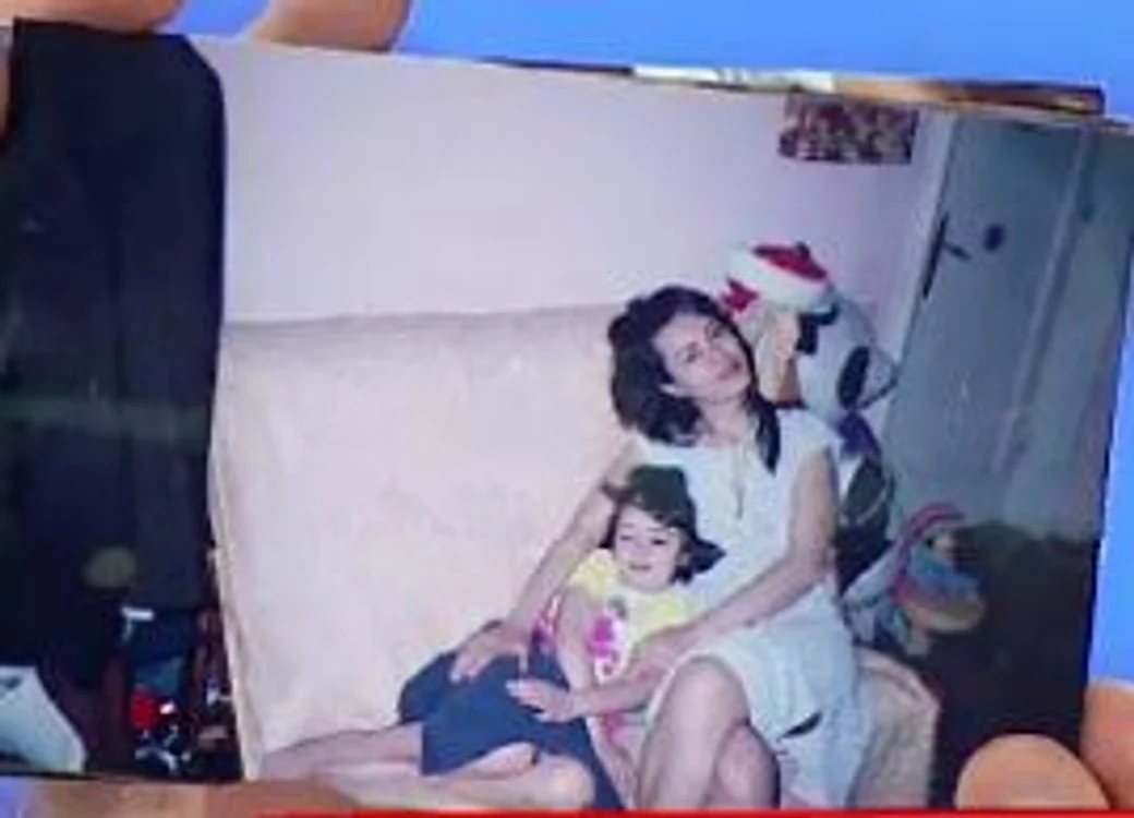 Mariana Moculescu, alături de fiica sa, când Nidia avea 5 ani (captură: Acasă TV)