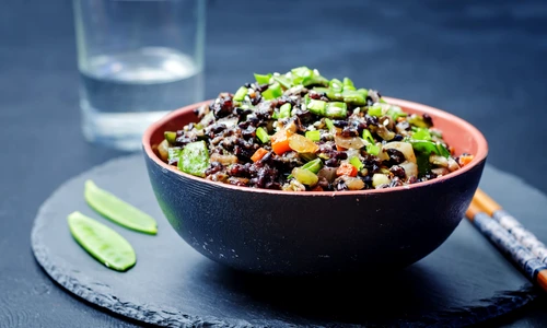Orez negru cu legume  Sursa foto shutterstock 371703877 jpg