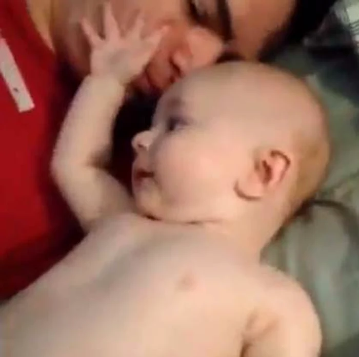 
    Bărbatul se joacă cu cel mic ca un om normalFoto: Captură Youtube  