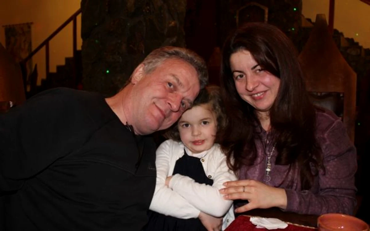 
    Richard Sensz Wolfgang şi Claudia Bădoiu, alături de fetiţa lor, Olivia, botezată ortodox în România  Citeste mai mult: adev.ro/o2o3p6foto: arhiva personală  