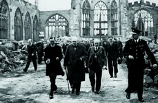 Prim-ministrul britanic Winston Churchill, consternat de bombardarea Catedralei din Coventry de către naziști (© William George Horton / Wikimedia Commons)