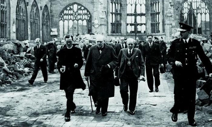 Prim-ministrul britanic Winston Churchill, consternat de bombardarea Catedralei din Coventry de către naziști (© William George Horton / Wikimedia Commons)