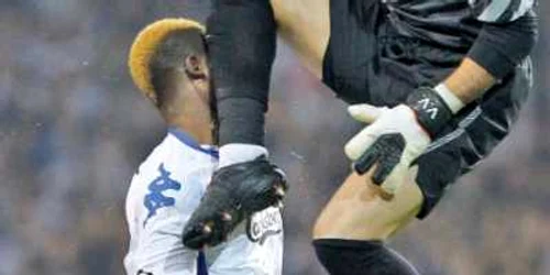 Aceasta este faza în care Valdes l-a doborât pe N’Doye (în alb)