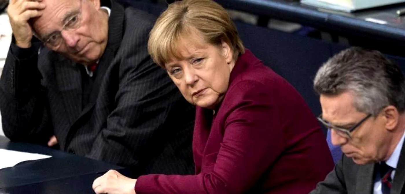 Minstrul Finanţelor Wolfgang Schäuble, cancelarul german Angela Merkel şi mnistrul de Interne, Thomas de Maiziere