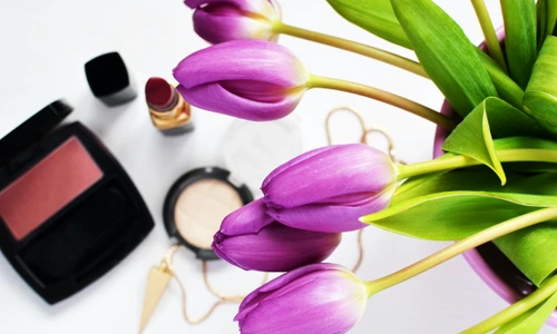 1 lalele si produse de machiaj jpg jpeg