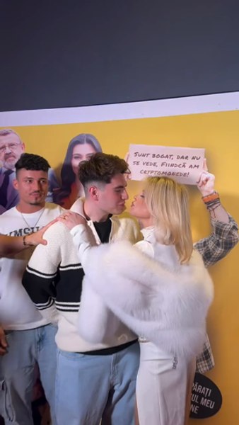 Cine este tânărul pe care Loredana Groza l-a sărutat la premiera filmului „Mentorii”. „I-ar putea fi bunică”