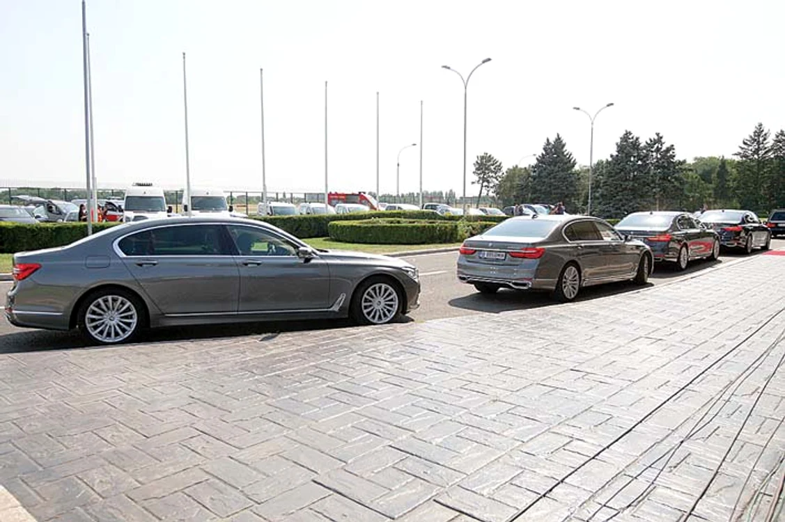 BMW-urile Curţii  Regale au plecat în  cortegiu spre Sinaia