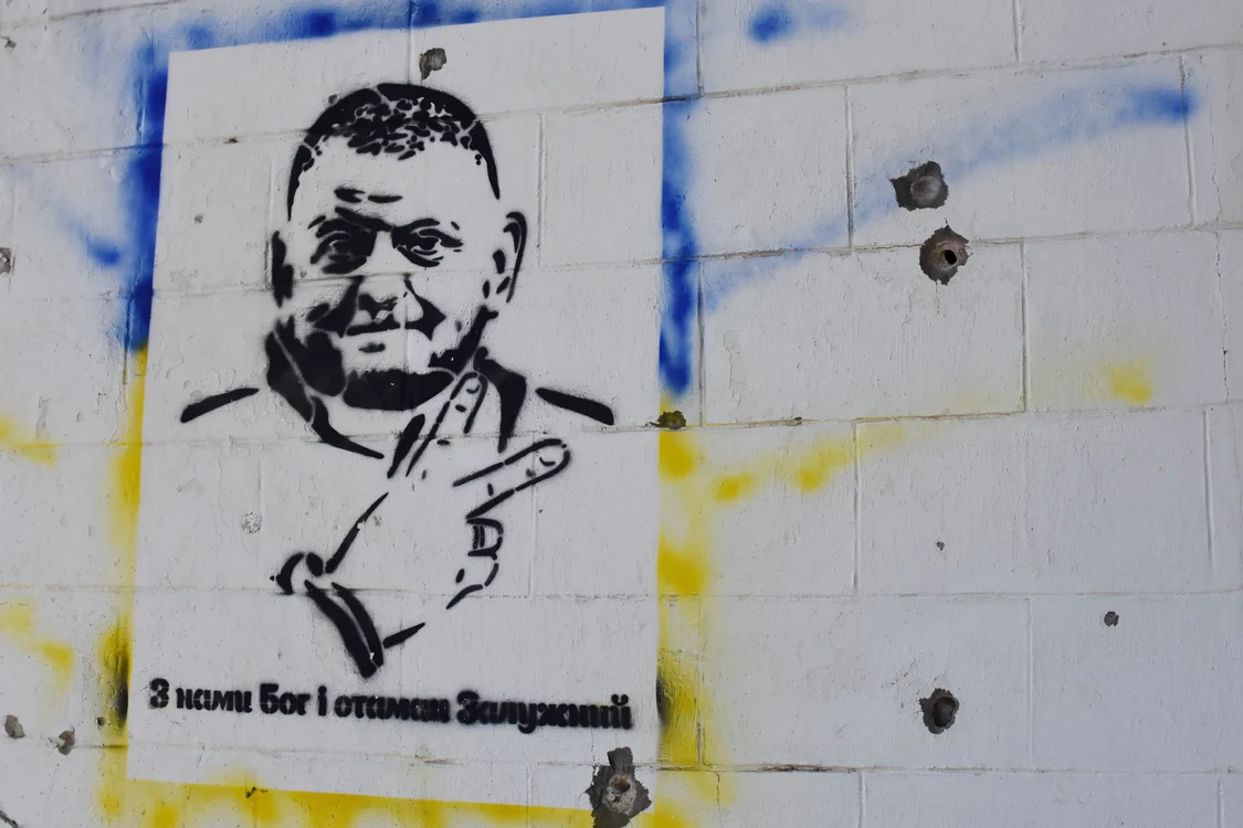 „Dumnezeu este cu noi și cu comandantul Zalujnîi”, scrie pe un perete din Zaporojie FOTO PROFIMEDIA