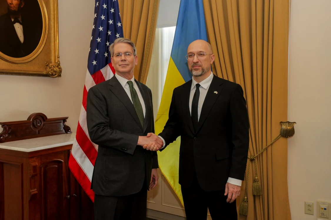 Secretarul american al Trezoreriei, Scott Bessent și premierul ucrainean Denîs Şmîhal FOTO: X
