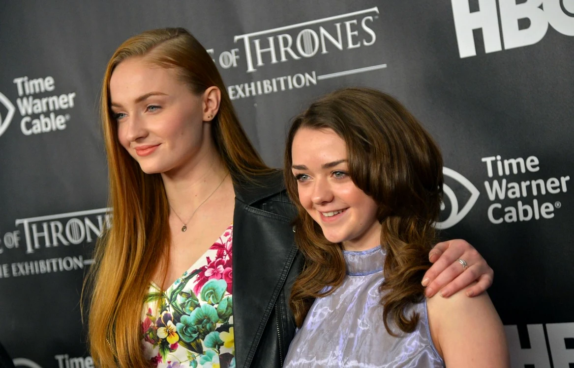 Sophie Turner şi Maisie Williams sunt surori pe platourile de filmare şi prietene foarte bune în realitate FOTO Getty Images