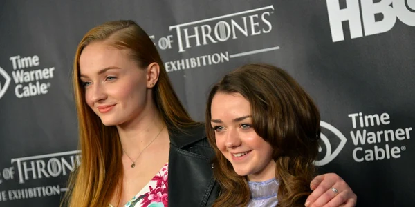 maisie williams si sophie turner foto getty images