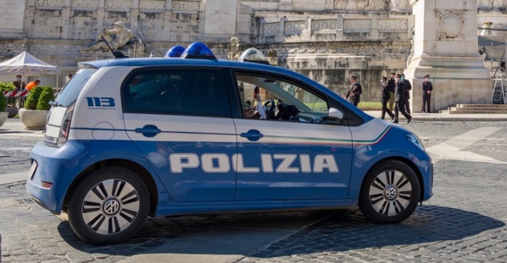 Româncă, înjunghiată de soț în parcarea unui supermarket din Italia. Martorii au aruncat cu pietre în agresor